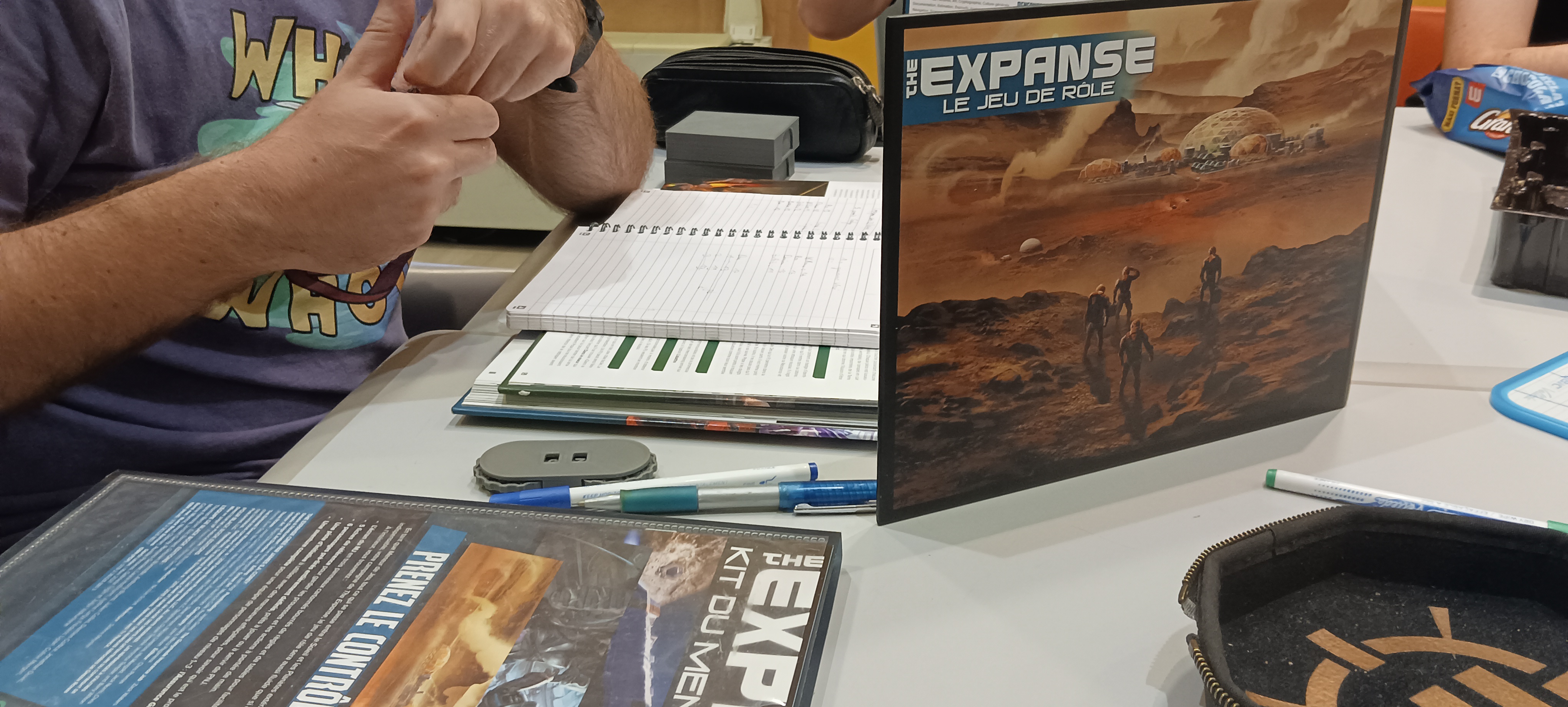 Table de jeu de rôle avec fiches de personnages, dés et documents de campagne